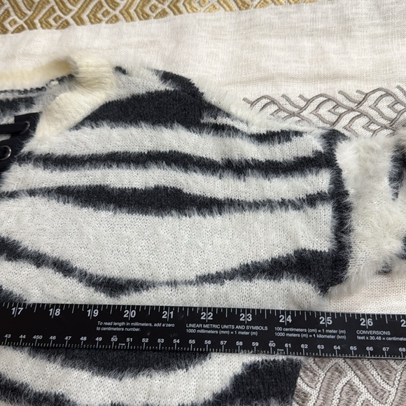 (N4) Express Zebra Sweater Soft and comfortable oversay size S - Picture 10 of 12